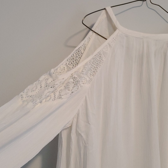 💫 2/$25 • White Blouse with Cutout Shoulders - Picture 2 of 4